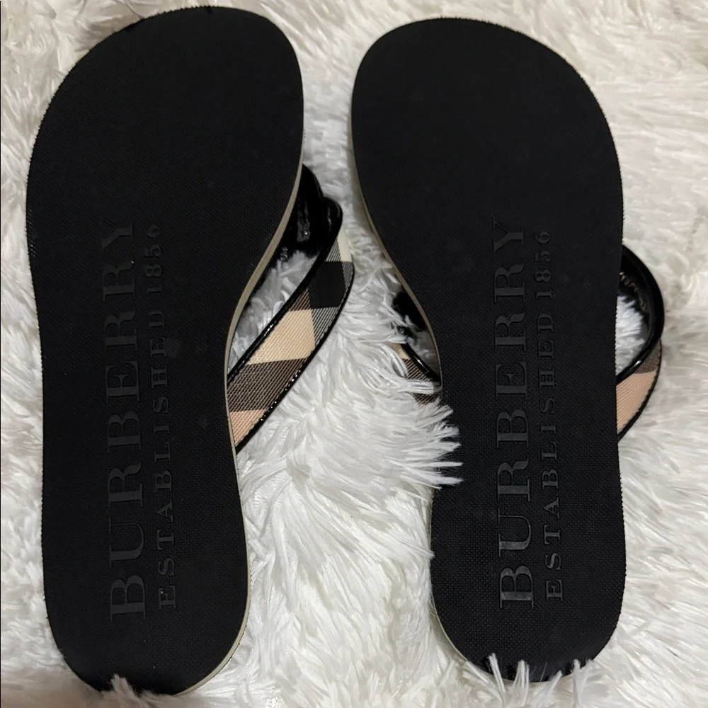Burberry
Leather flip flops - Picture 4 of 8